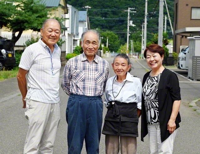入会した豊川さん夫妻（左から2、3人目）は紹介者の大村さん夫妻（両端の2人）と何でも語り合える仲