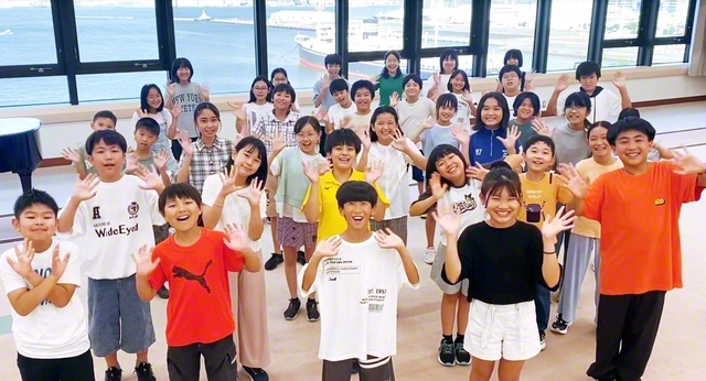 皆で記念のカメラに（2日、神奈川文化会館で）