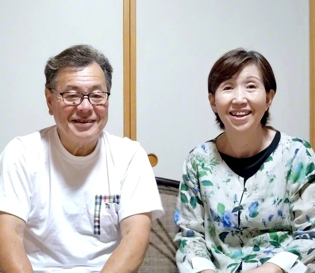 中村さん㊧と妻・秀子さん