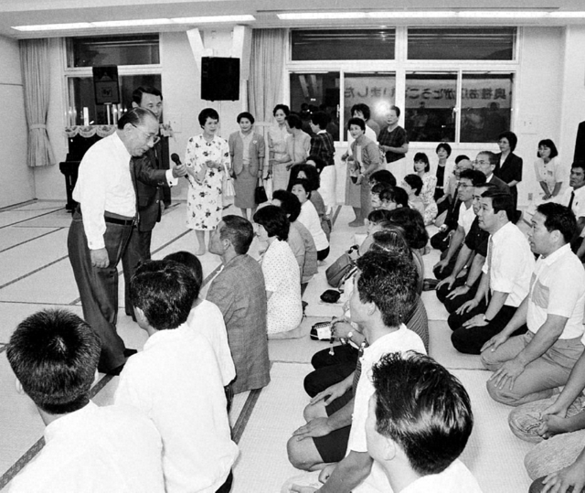 新幹線の出発時刻が迫る中、池田先生は会館に集い合った同志をねぎらい、「お会いできなかった方々にも、よろしくお伝えください」と、心から励ました（1990年8月26日、白石会館で）
