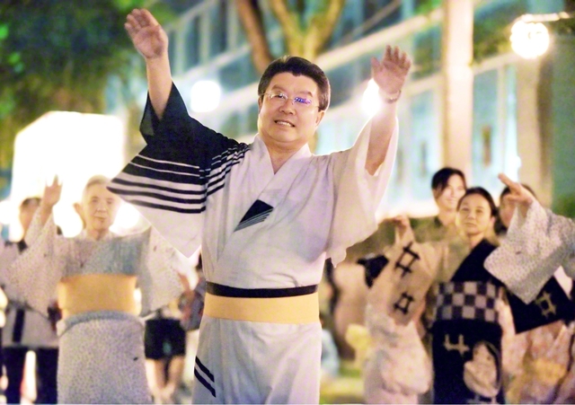 横手の「市民盆おどり」で軽快な踊りを披露する武田さん。「あら、武田さん！」と、あちらこちらから声と笑顔が寄せられるのは、地域に尽くしてきた証し。その手の一振り一振りには、師匠への深き誓いが込められていた