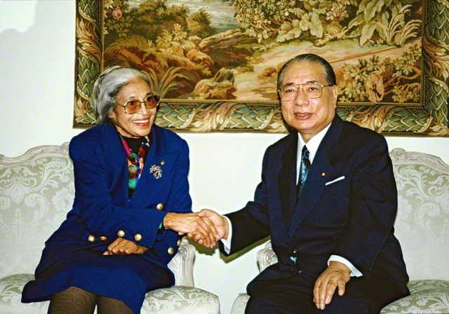 池田先生とローザ・パークス氏の初の出会い。氏は「お会いして、世界平和への活動という新しい側面が、私の人生に開けてきたような気がします」と（1993年1月、米ロサンゼルス近郊で）