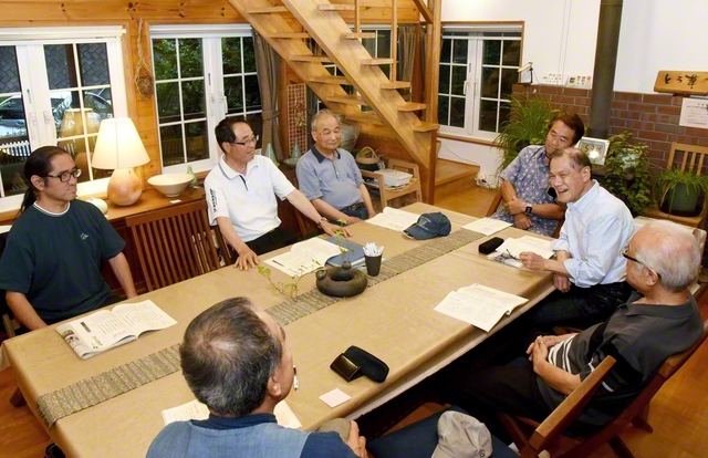 楽しく談笑する賢人地区の壮年部