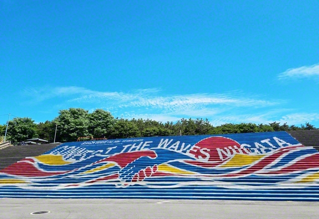 日本海を一望できる西海岸公園の横約50メートル、縦4メートルの大階段に描かれたアート。2024年、地元の小・中学校の児童・生徒が装飾したもの。未来部の夏！――幸福を祈り、成長の機会をつくっていきたい（7月21日撮影）
