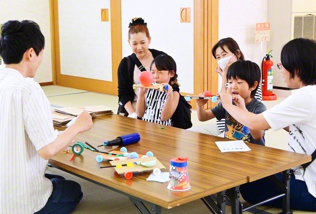みんなで楽しく工作（9日、南アルプス平和会館）