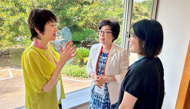 韓国の婦人部リーダー㊥と語らう河合北海道女性部長㊧（8月17日、済州韓日友好研修センターで）