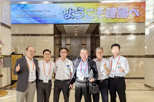かつて沖縄を訪れ、原点を刻んだ韓国SGIメンバーと喜びの再会。右から3人目が安田総県長（ソウルの韓国SGI本部で）