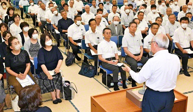 26日に行われた総県圏長会。梅村副会長は「深き祈りを根本に“青年の大分”を目指し、後継の友への励ましと育成の土台を築こう」と呼びかけた（大分平和会館で）