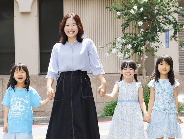 山﨑さん（左から2人目）が、未来っ子たちと