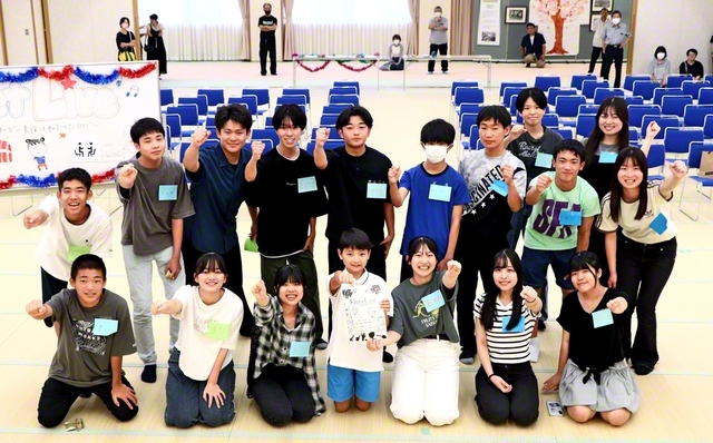 【薩摩池田県】“宝探し”が大盛り上がり。将来の目標や夢など、グループに分かれて語り合った（17日、薩摩川内文化会館で）