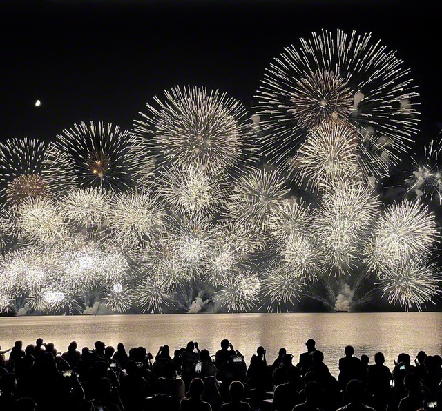 県内外から多くの人が訪れる“松江水郷祭”。8月2、3の両日行われ、2万発以上の花火とドローンショーが島根の夜を彩った（写真は2日、松江市）