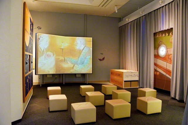 大型スクリーン“ビッグブックシアター”。作品の世界に入り込んだような体験ができる