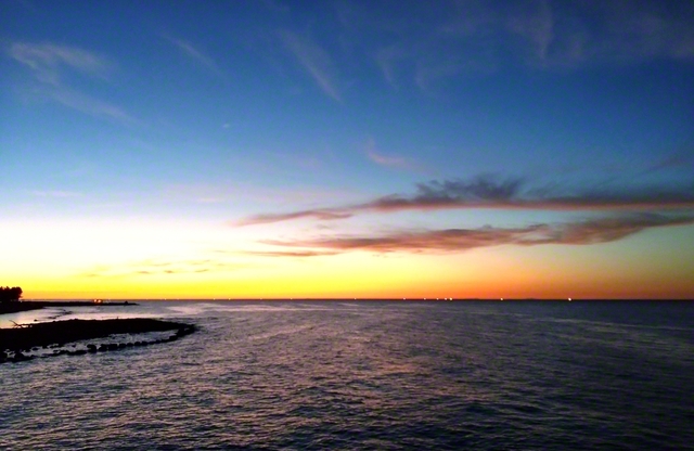 琴浦町赤碕港から。夏の夕空に溶け合うブルーとオレンジがとてもきれいです。見たままを皆さんに伝えたくてシャッターを切りました（坂口美香）