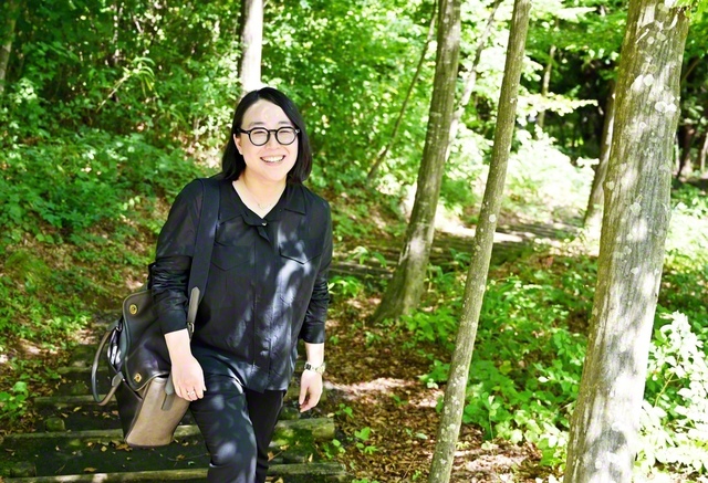 木漏れ日の中を歩く中村さん。行き交う老若男女と心を通わす