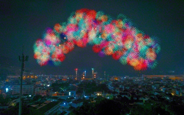 8月2日に尾鷲市で開催された第72回「おわせ港まつり」。入念に準備を重ね、3年目でようやく満足できる花火撮影ができました（三重・小掠幸志通信員）