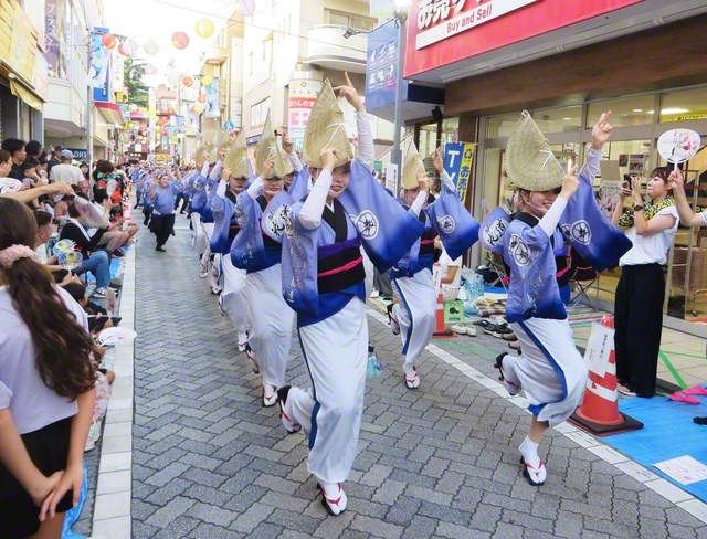 【杉並区　高円寺が“踊った”】夏の風物詩である第66回「東京高円寺阿波おどり」が盛大に（23、24日）。道幅いっぱいに練り歩きながらの「流し踊り」は、エネルギッシュ。熱と力あふれる歓喜の舞が、町を強く、優しく包み込んでいました（加藤文男）