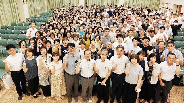 地域を照らす希望の連帯を――真心の励ましに駆ける佐賀王者圏と佐賀栄勝圏の友（佐賀文化会館で）
