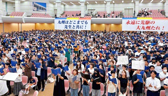 九州池田講堂を中心に、ベートーベンの「第九」のパート別・全体の合唱練習やダンスチームのレッスン。“世紀の祭典”に向け、出演者の心は熱気を帯びてきた（24日）