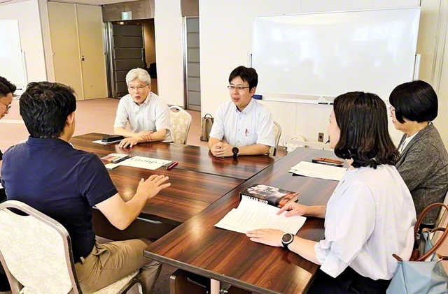 23、24の両日に広島市で開催された「希望の選択」シンポジウム（SGIとアメリカの核時代平和財団が主催）に参加した髙橋さん（中央）