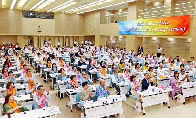 韓国・ソウルで行われた開講式。6カ国の代表180人が参加した（14日）
