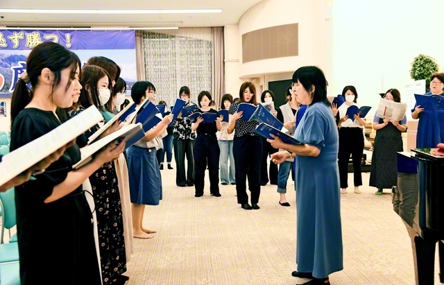 仕事や家事、育児との両立に挑み、「第九」の合唱練習に駆け付けた青年世代の友。その真剣な姿が世界の希望と輝く（27日、鹿児島文化会館で）