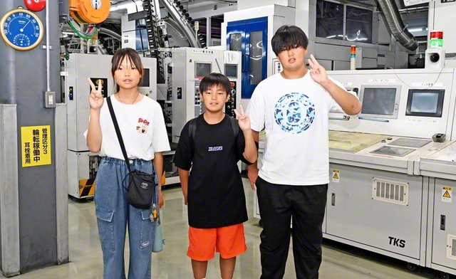 印刷フロアで未来部員が記念撮影