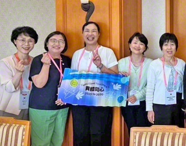 丸山さん（中央）が韓国SGIのメンバーらと