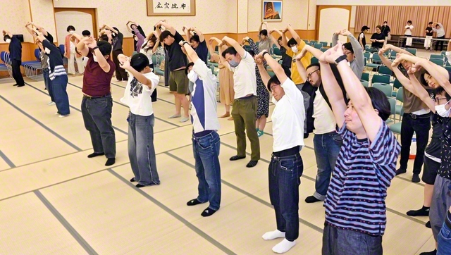 大分栄光・大分大勝・由布勇城圏の3圏合同の合唱練習は24日、活気にあふれて（大分南文化会館で）。準備運動などの後、歌声を響かせた