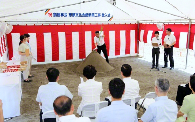 熱田中部長を中心に、くわ入れ式が執り行われた（建設予定地で）