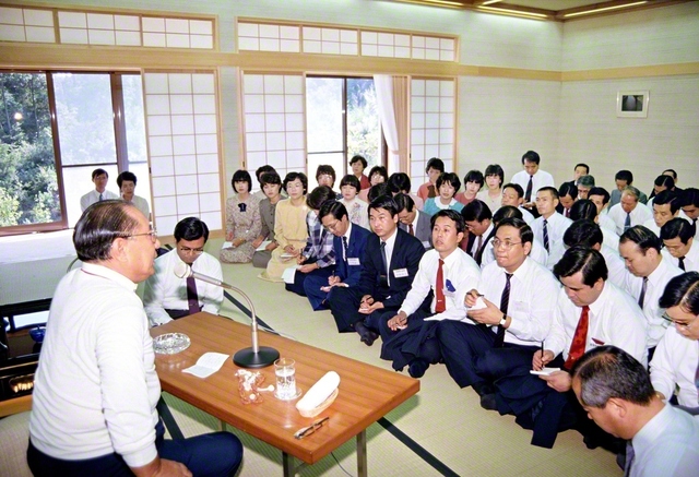 三重研修道場に完成した「三重池田青年塾」（当時）の開所式で、青年に全魂の励ましを送る池田先生（1985年10月7日）