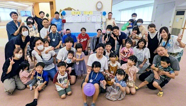 「おとうさんといっしょ区活」参加メンバー。子どもの成長に感動するお父さんも（6月15日、安佐北文化会館で）