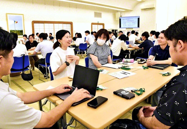 ディスカッションでは平和的視点から「5年後に当たり前になっているもの」などのテーマで充実した語らいを広げた（8月31日、長崎平和会館で）