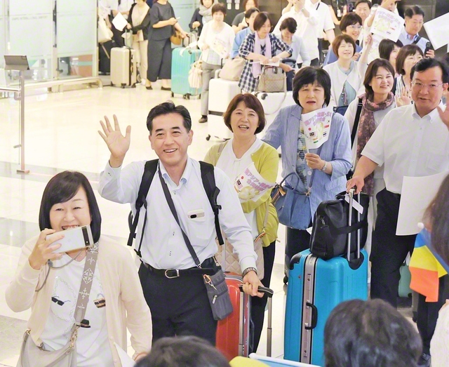 歓迎に笑顔で応える後藤総神奈川長（左から2人目）