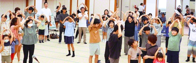 山梨に関する○×クイズで会場は盛り上がった（8月24日、甲府平和会館）