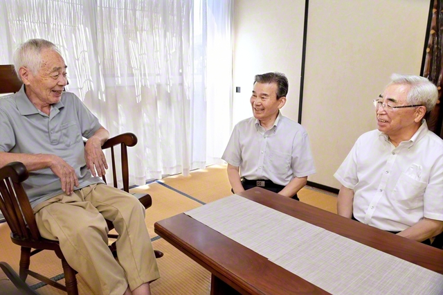 佐野静岡総県議長㊥は、駿河区の杉本佳則議長㊨と、竹下康平さんの元へ（1日、静岡市駿河区内）。日頃の活動の様子に耳を傾け、「広布に励む姿で、共に後継に模範を示していきましょう」と力強く語った