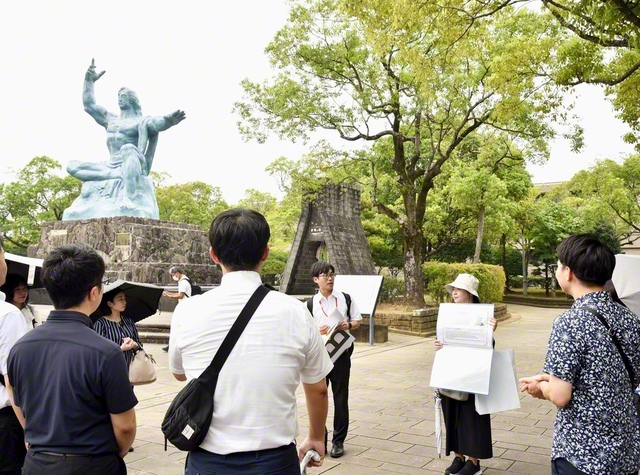 「ピースウオーク」では長崎青年部の案内で被爆遺構などを見学した（8月30日、長崎市の平和公園で）