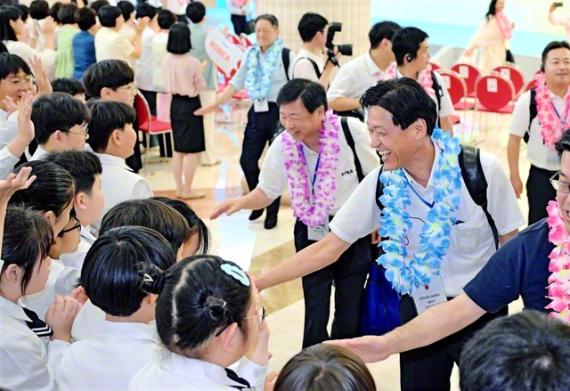 池田記念講堂で韓国の未来部から歓迎を受ける一藤木総静岡長㊨（8月14日）