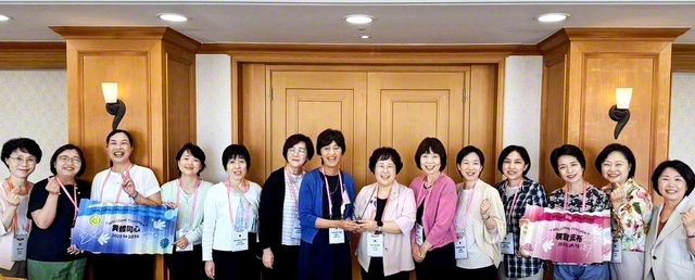 交流を重ねた韓国SGIの婦人部と共に記念のカメラに（済州韓日友好研修センターで）
