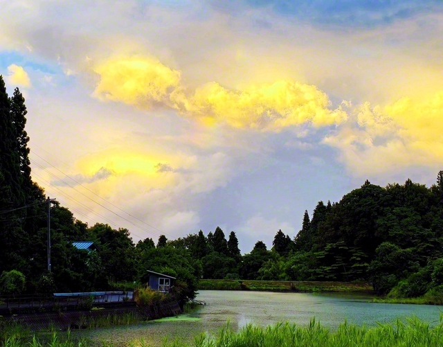 空に虹色の輝き