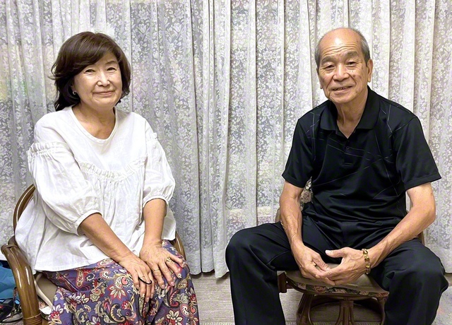 岩田さん㊨と妻・和子さん