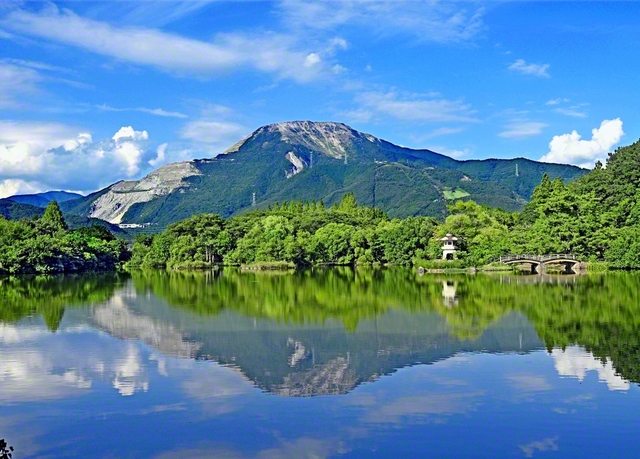 三島池から望む伊吹山