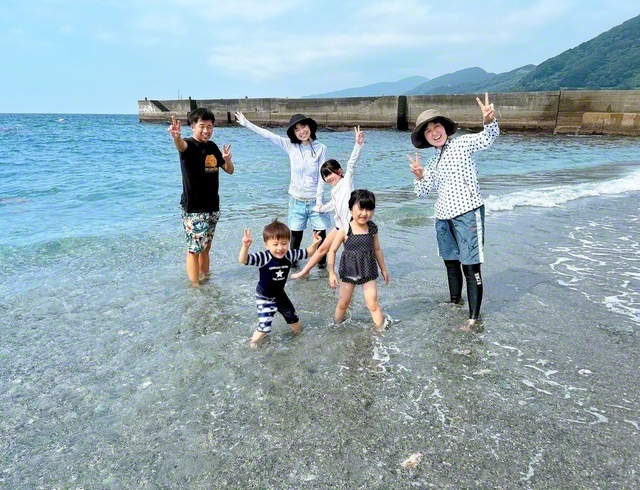 【子と孫が帰省　海で大はしゃぎ】伊方町　今田照代さん