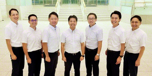 右から永井総東京総合青年部長、髙木同青年部長、中岡同書記長、足立同男子部長、金丸第2総東京男子部長、宇田同書記長、原田同青年部長