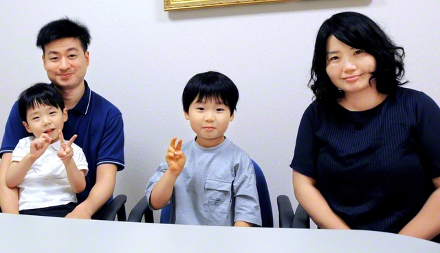 左から相澤さん、次男、長男、妻・美香さん