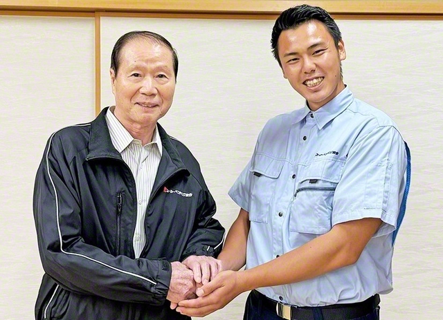 孫と話すと自然に手を握ってしまう正一さん㊧。聖哉さんは、広布、人生の大先輩と尊敬を