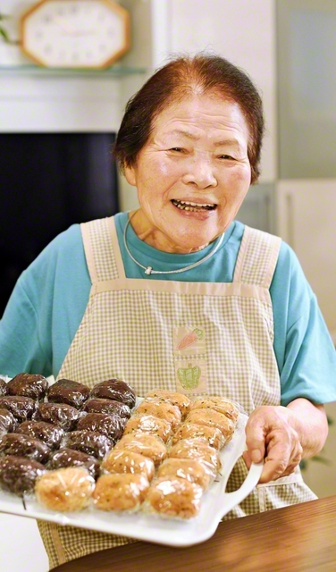 今も自転車でさっそうと広布に駆ける木下さだ江さん＝尾北常勝圏・岩倉東支部、女性部副本部長。体操や卓球、カントリーダンスなど多趣味。「季節ごとに、おはぎなどの和菓子を作って皆に食べてもらうことが楽しみなのよ」とニッコリ