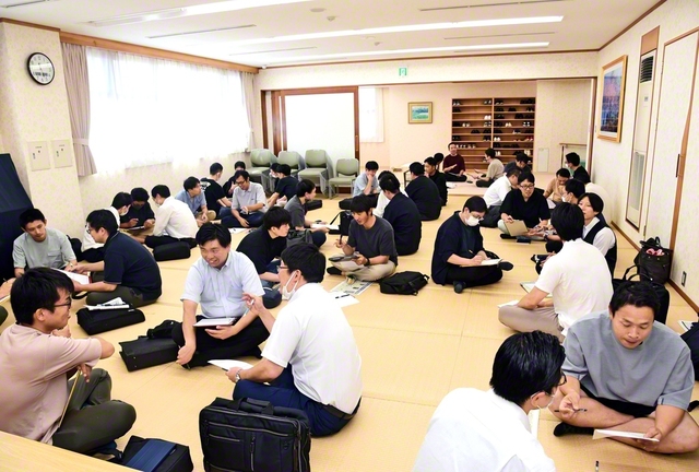 「少人数でゆっくり話せる会合に」「同世代の触発を増やしたい」など、広布の展望を語り合った