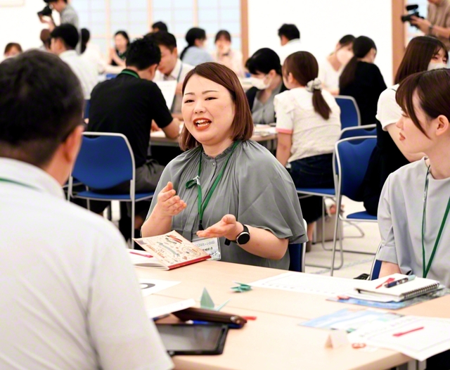 平和について語り合う外山さん（写真中央）