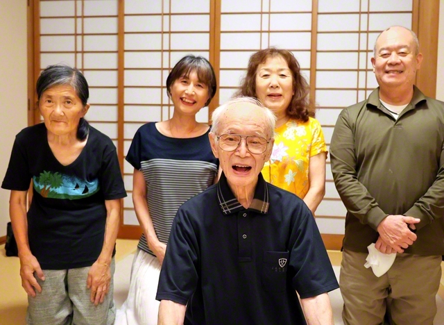 加藤さん（手前）のユーモアと真心あふれる人柄に、同志の信頼は絶大