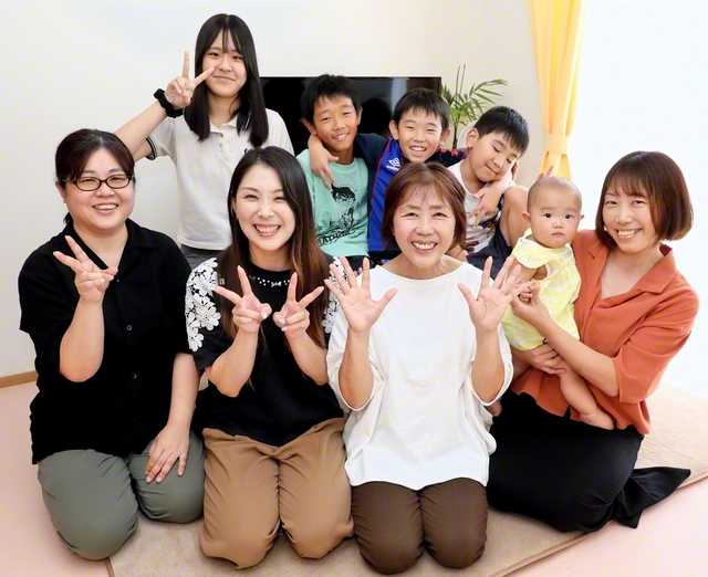 森岡さん（前列左から3人目）が娘や孫たちに囲まれて